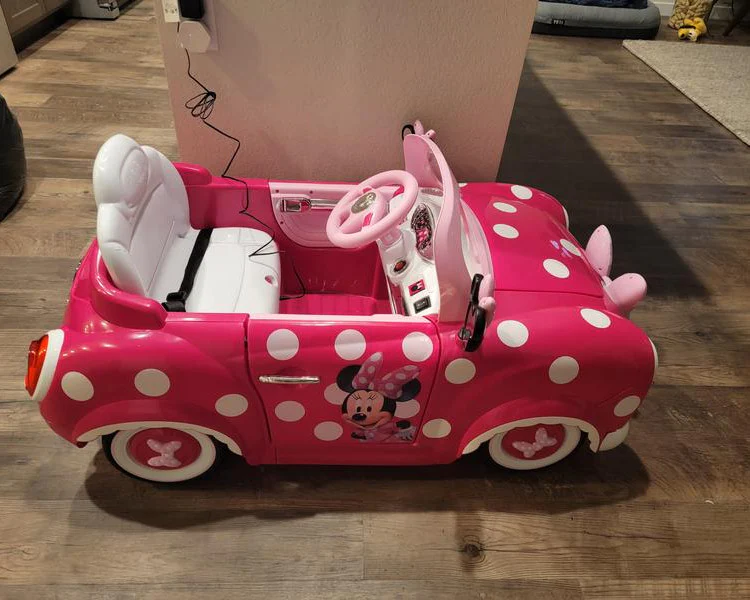 Minnie Mouse 6V Battery-Powered Kids Ride-On Car with Lights and Sounds - Image 10