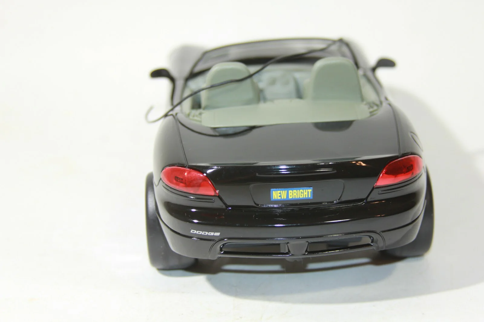 6.0V Black Dodge Viper SRT10 Platinum Remote Control Car - Image 4