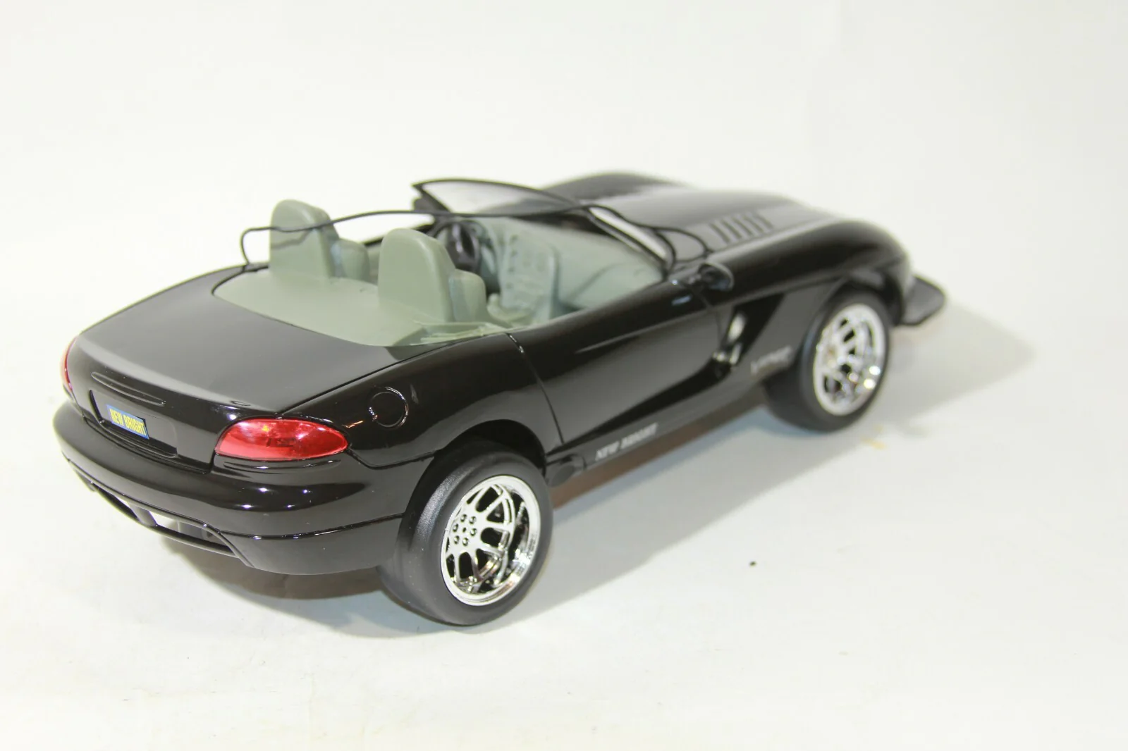 6.0V Black Dodge Viper SRT10 Platinum Remote Control Car - Image 5