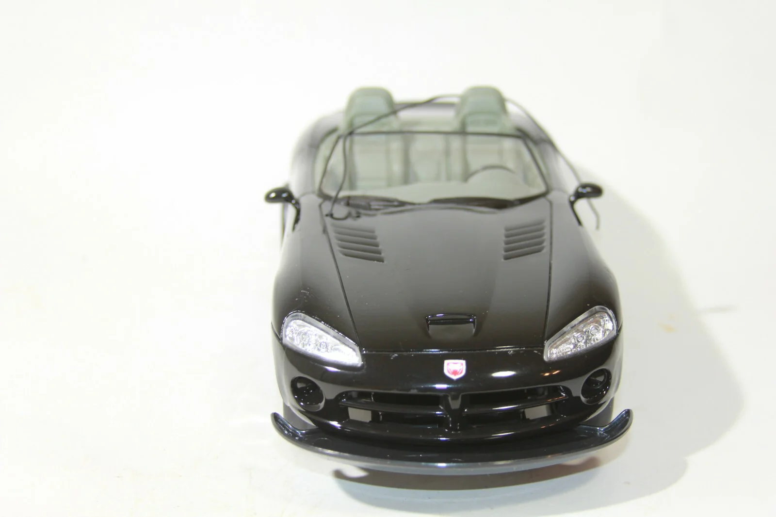 6.0V Black Dodge Viper SRT10 Platinum Remote Control Car - Image 7