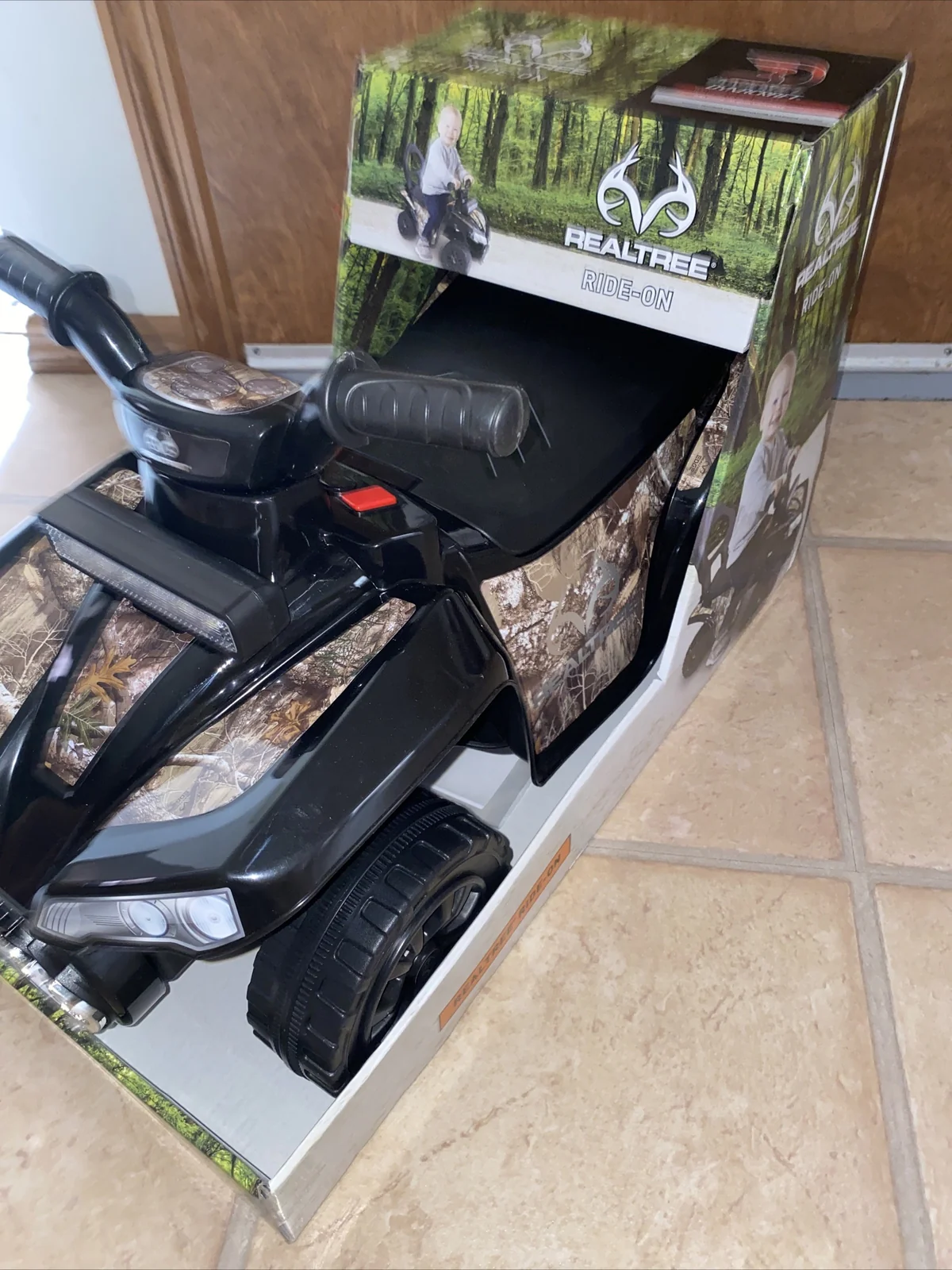 Boys Realtree Ride-On Vehicle with Working Light Bar and Distressed Finish - Image 2