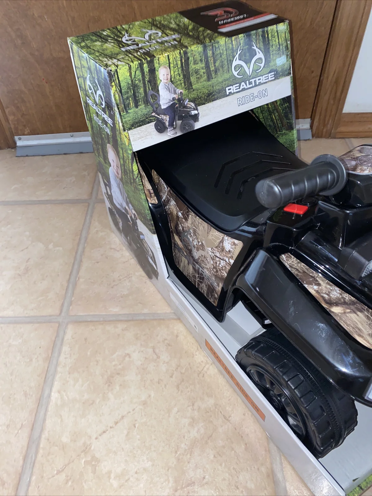 Boys Realtree Ride-On Vehicle with Working Light Bar and Distressed Finish - Image 3