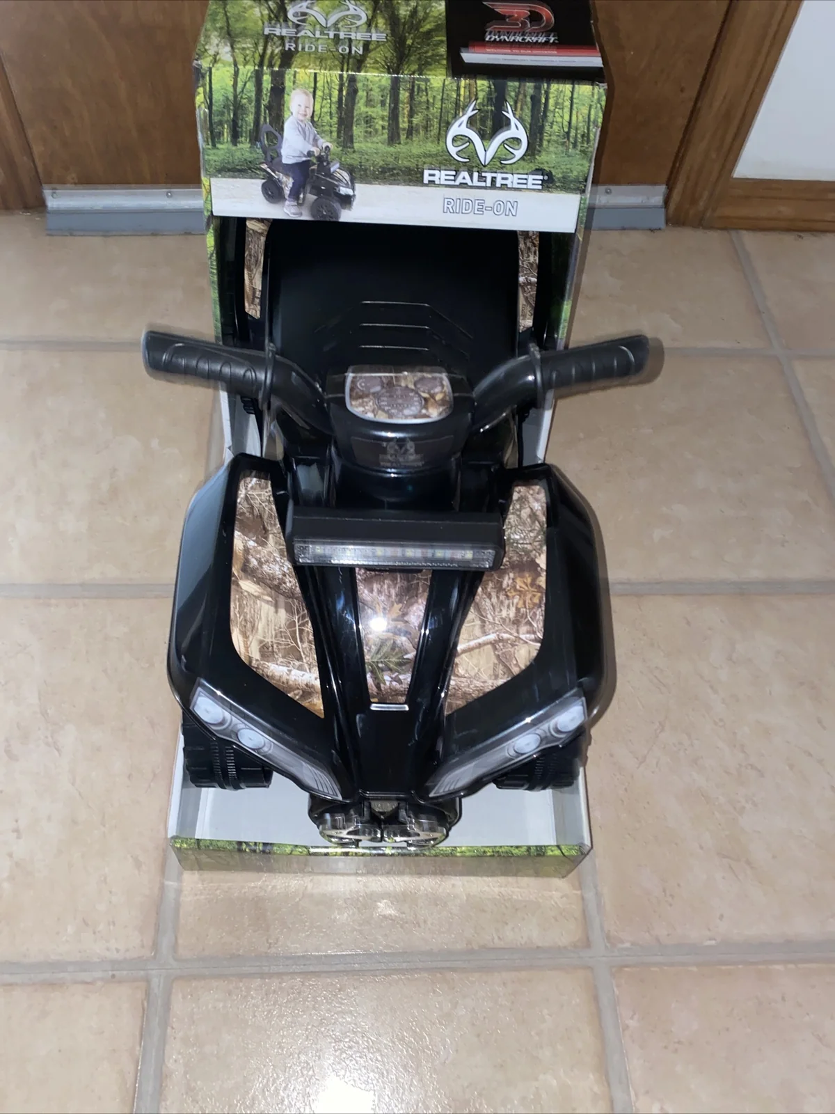 Boys Realtree Ride-On Vehicle with Working Light Bar and Distressed Finish - Image 6