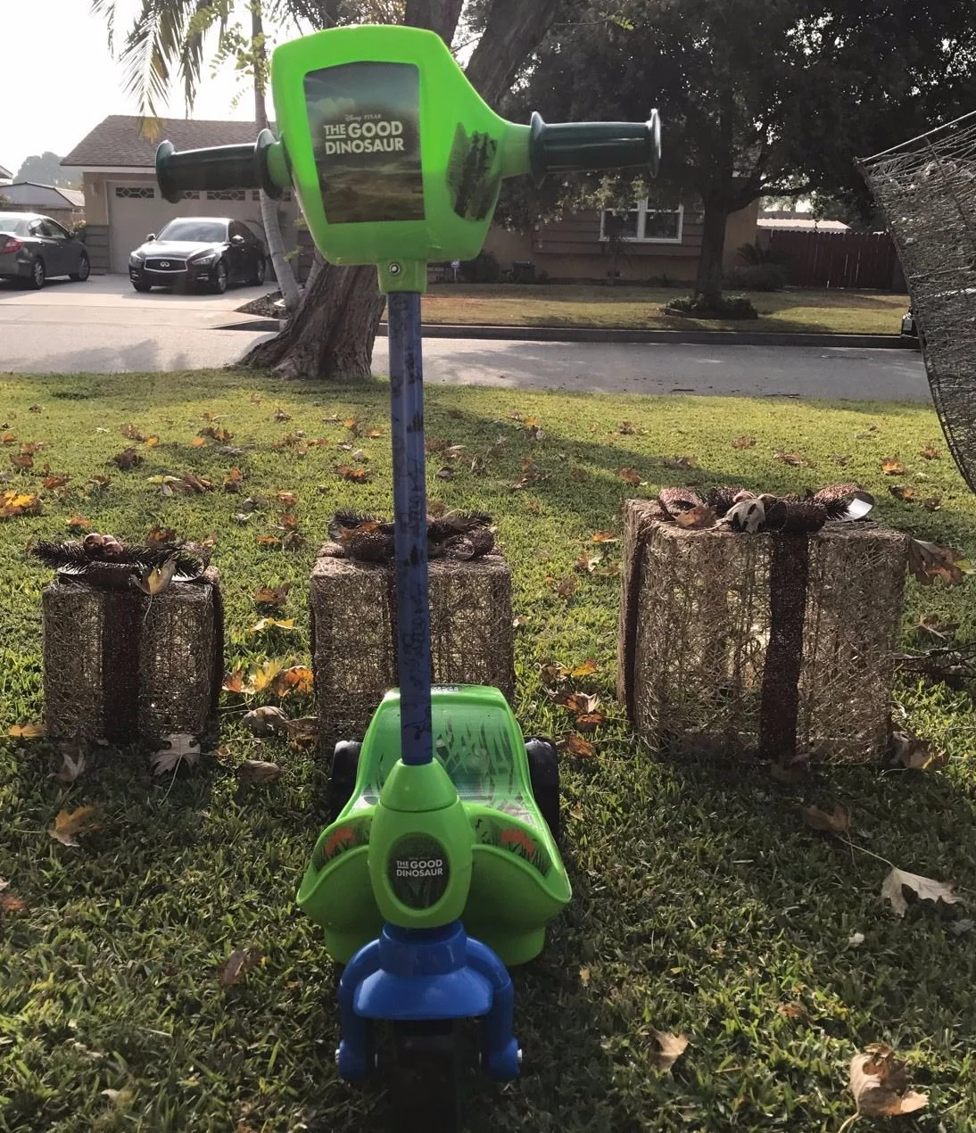 Battery-Powered 6V Ride-On Scooter Featuring The Good Dinosaur Character - Image 3