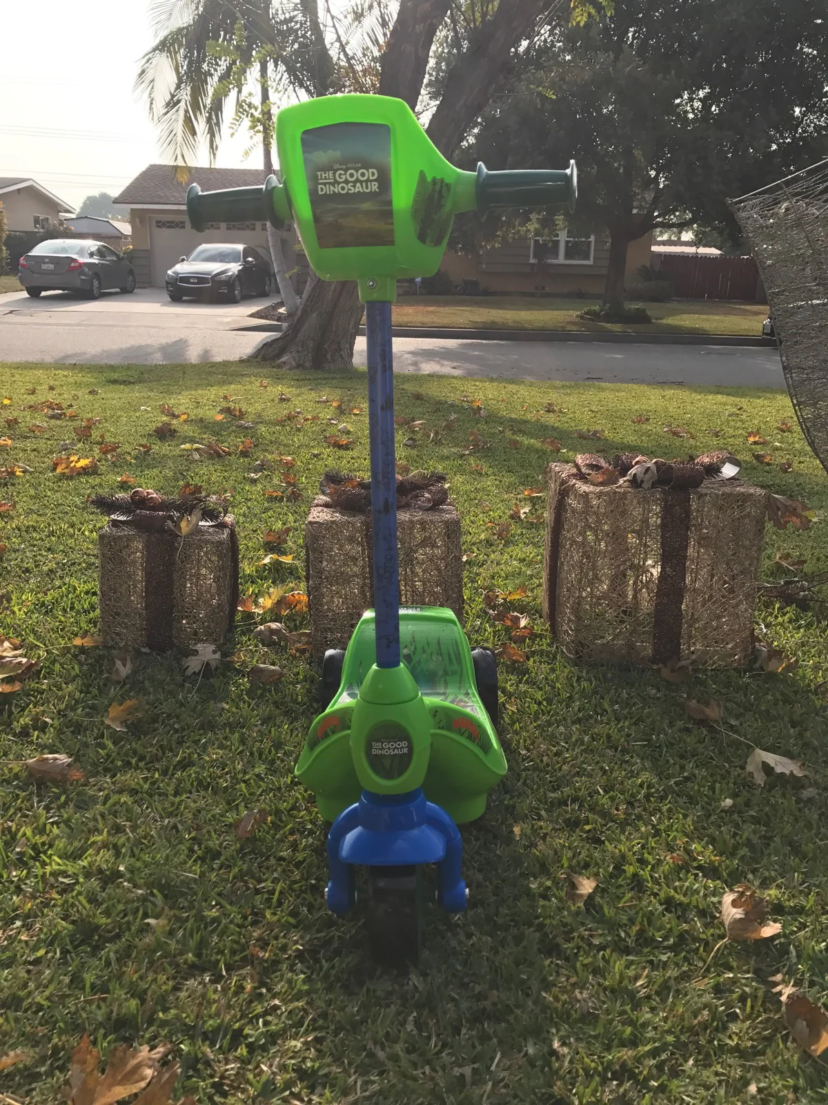 Battery-Powered 6V Ride-On Scooter Featuring The Good Dinosaur Character - Image 4