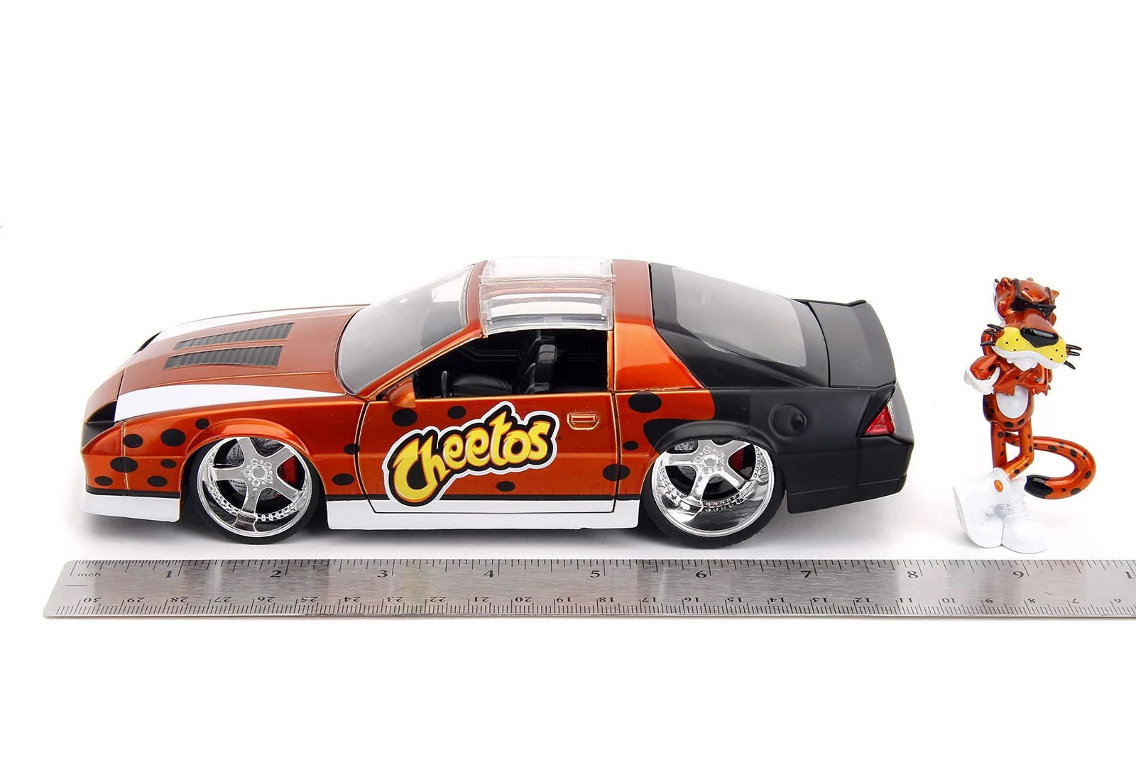 Jada Cheetos 1:24 Scale 1985 Chevy Camaro Z28 Die-Cast Vehicle with 2.75" Chester Cheetah Figure - Image 8