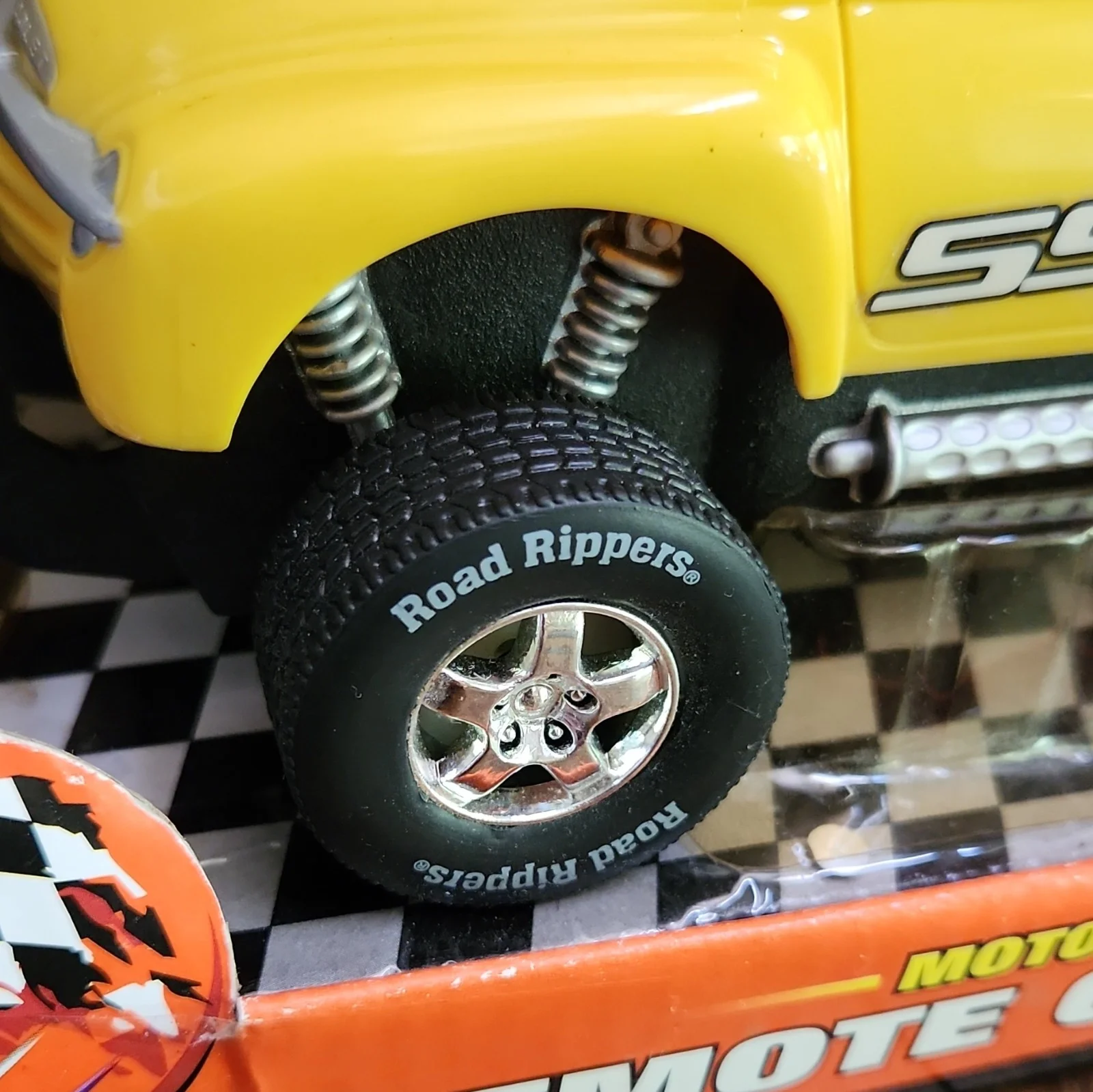 Limited Edition 2005 Road Rippers Chevrolet SSR Yellow Remote Control Car - Image 3