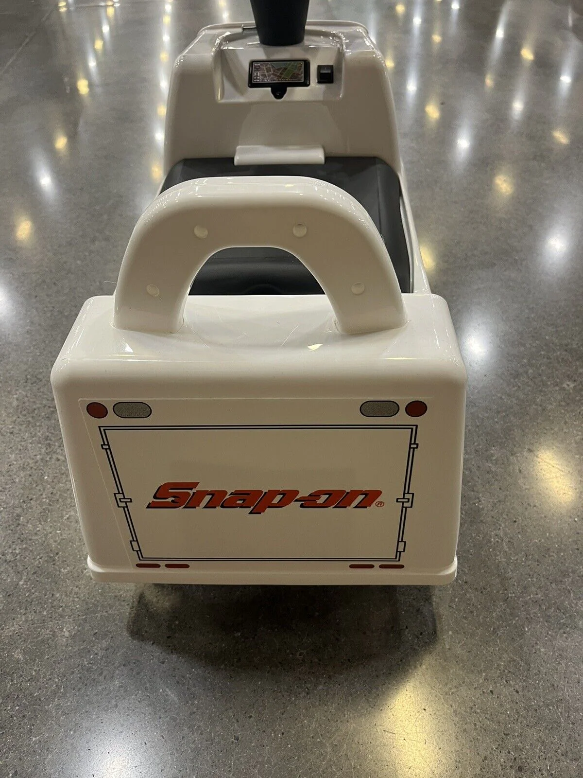 Rev Up Your Child's Playtime with the Snap On Tools White Truck Ride-On Toy - Complete with Sound Effects! - Image 5