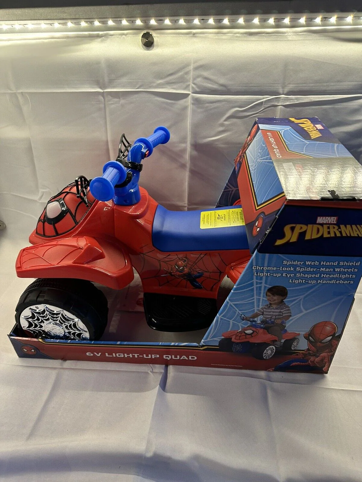 Spider-Man 6V Ride On with Light Up Handle Bars - Brand New in Box! - Image 3