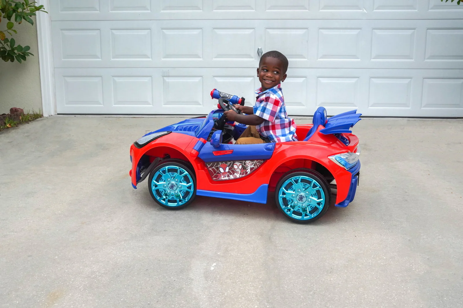 Spider-Man Battery-Powered Super Car with Water Cannon and LED Lights for Ages 3+ - Image 9