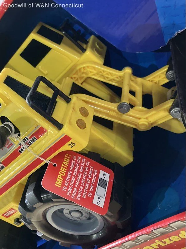 Tonka 60th Anniversary Mighty Motorized Dump Truck 2007 Edition by Funrise - Image 6