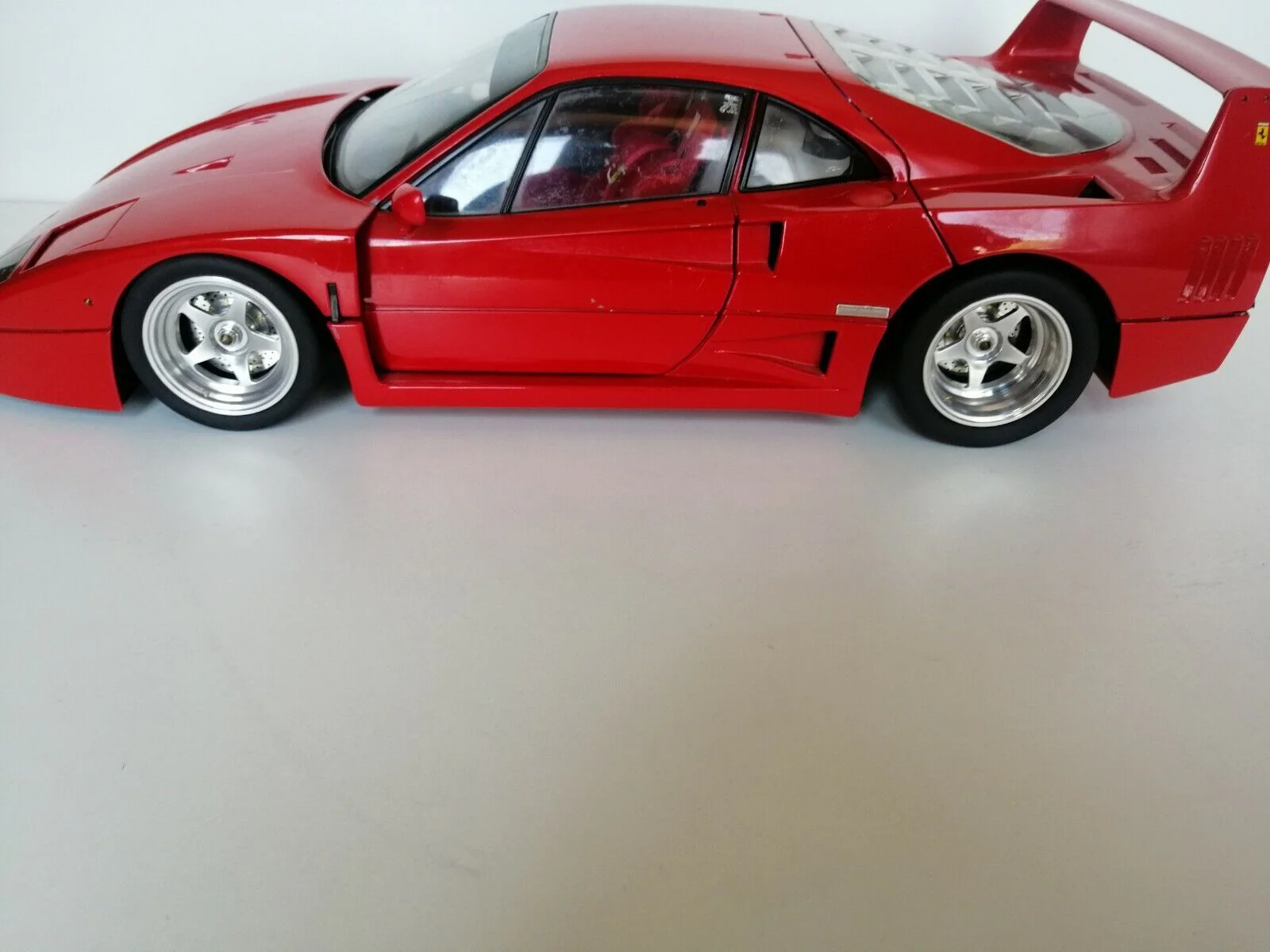 Upgrade Your Ferrari F40 LM with High-Performance Rubber Slick Tires - 1/8 Scale - Image 4